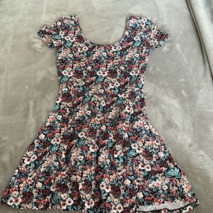 Very pretty floral dress!